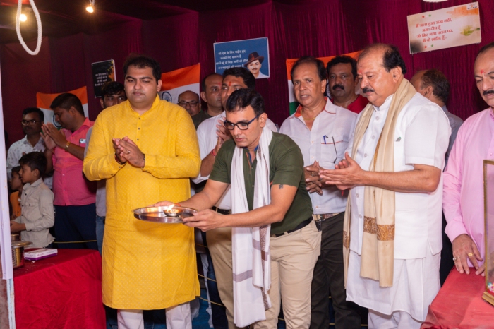 Donate Life and Surat City Ganesh Utsav Samiti invited the family members of Late Tansukhbhai Singhwala as guests and honored them by performing aarti at Khalasi Bal Yuva Mandal Kevat Group, Surat.